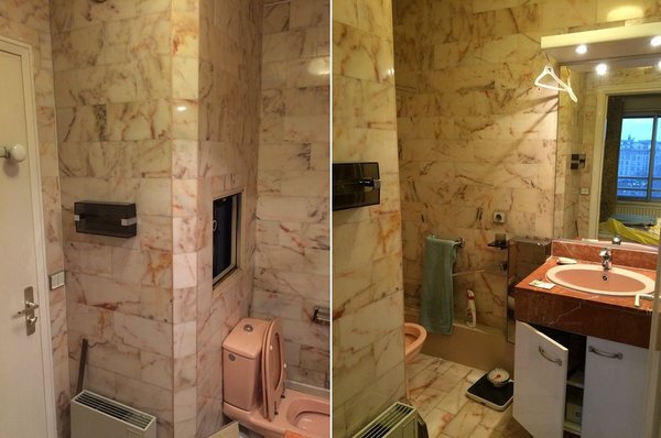 Avant les travaux, la partie WC intégrée de la salle de bains tapissée de carreaux en marbre totalement démodés.