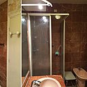 Avant les travaux, l’espace douche vétuste de la salle de bains qui fait cohabiter sans harmonie deux types de marbre.