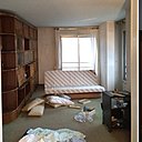 Avant les travaux à gauche, l’ancien salon en double volume devenu seconde chambre. A droite, l’entrée avec portes des WC et de la cuisine supprimées dans la rénovation.