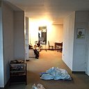 L’espace salon en double volume, aujourd’hui devenu salle à manger, qui communiquait avec la chambre par le biais d’un couloir.