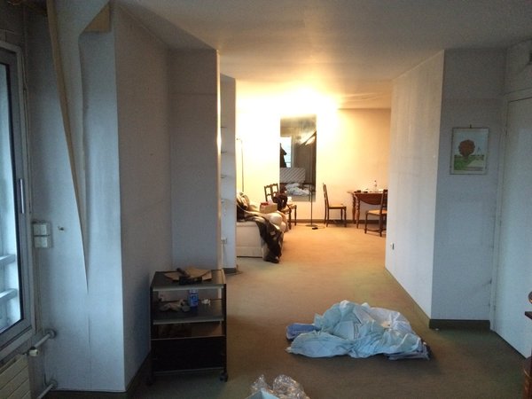 L’espace salon en double volume, aujourd’hui devenu salle à manger, qui communiquait avec la chambre par le biais d’un couloir.