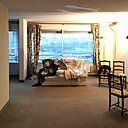 Avant les travaux à gauche, l’ex-salle à manger ouverte sur l’entrée. A droite, le salon offrant une belle vue dégagée.