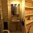 Avant les travaux, le coin WC cloisonné supplémentaire situé dans l’entrée.