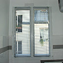 Après la pose : constitué d’une succession de lamelles horizontales en aluminium, le store vénitien transforme la baie vitrée en un large écran de diffusion lumineux.