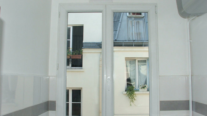 Avant la pose du store vénitien, un vis-à-vis proche et gênant.