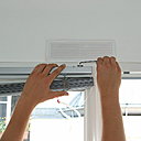 Etape 3 : Serrage des supports du store sur la fenêtre, à l’aide d’une clé six pans.