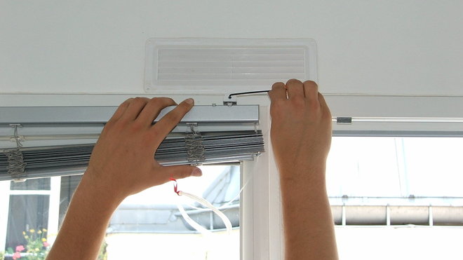 Etape 3 : Serrage des supports du store sur la fenêtre, à l’aide d’une clé six pans.