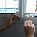 Etape 5 : Fixation des supports bas du store vénitien guidé, à l’aide d’une clé six pans.