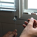 Etape 6 : Installation et serrage des câbles du store guidé.