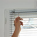 Etape 8 : Fixation de la tige d’orientation des lamelles du store vénitien.