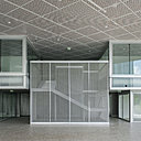 La dualité des pleins et des vides est incarnée dans la structure même du bâtiment.