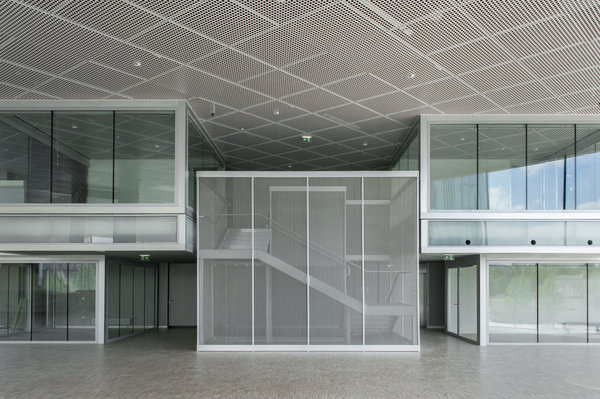 La dualité des pleins et des vides est incarnée dans la structure même du bâtiment.