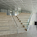 Un forum en gradin est situé au sein du pôle littérature.