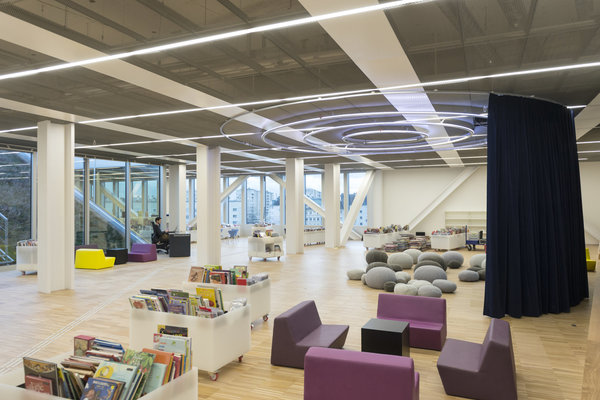 Les étages inférieurs et supérieurs affichent une gamme de couleurs allant du bleu au vert et au violet signalant les espaces pleins.