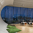 La structure de la bibliothèque libère toutes les façades de leur fonction porteuse pour les vitrer entièrement sur les paysages de la ville de Caen.