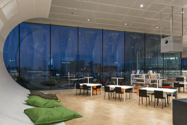 La structure de la bibliothèque libère toutes les façades de leur fonction porteuse pour les vitrer entièrement sur les paysages de la ville de Caen.