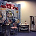 Spécial girly ma Chambre à coucher se transforme grâce aux qualités de décorateur de l'enfant, choisir des tissus pour les rideaux et les couleurs de la chambre. La pâte à modeler permettra de faire le dessus de lit matelassé, les coussins, les nounours, le bougeoir et les livres.