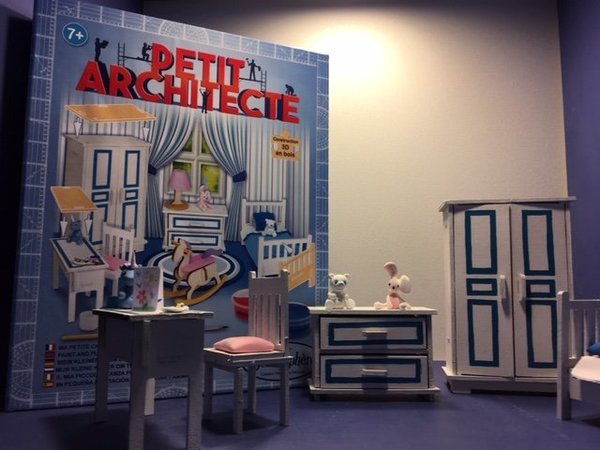 Spécial girly ma Chambre à coucher se transforme grâce aux qualités de décorateur de l'enfant, choisir des tissus pour les rideaux et les couleurs de la chambre. La pâte à modeler permettra de faire le dessus de lit matelassé, les coussins, les nounours, le bougeoir et les livres.