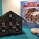 Petit architecte c'est assembler  les pièces de la boîte tel un puzzle en 3D. Chacune des maisons raconte une histoire différente. Le chalet suisse, aura t'il des volets verts ou rouges ? la pâte à modeler Patarev Styl est là pour réaliser les accessoires, des skis aux jardinières.