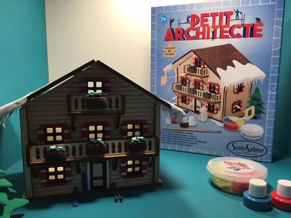 Petit architecte c'est assembler  les pièces de la boîte tel un puzzle en 3D. Chacune des maisons raconte une histoire différente. Le chalet suisse, aura t'il des volets verts ou rouges ? la pâte à modeler Patarev Styl est là pour réaliser les accessoires, des skis aux jardinières.