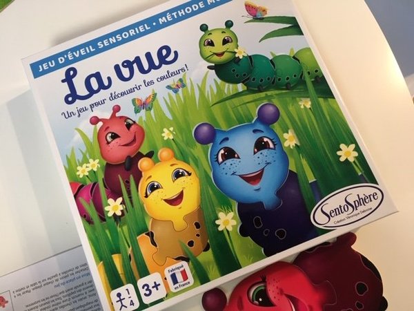 La vue : Jeu d'observation qui peut être collaboratif, il faut aider une famille de chenilles à grandir en les parant d'une multitude de nuances de couleur....à partir de 3 ans .
