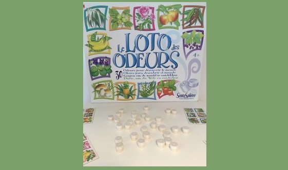 Le loto des odeurs fête ses 30 ans  1 grand classique parmi les jeux éducatifs. 30 diffuseurs aux odeurs de fruits, de fleurs, ou d'éléments domestiques. Il fera découvrir le monde avec une dimension étonnante permettant un échange très riche entre parents et enfants.
