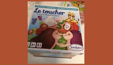 Seul ou à plusieurs il faut reconnaitre au toucher, 12 couples d'animaux pour reconstituer l'arche de Noé. La boîte du jeu devient la coque de l'arche où se cachent les animaux : certains sont piquants, d'autres sont doux, râpeux ou collants.UN jeu tactile réalisé grâce à différentes techniques d'impression et de sérigraphie utilisées dans l'industrie de luxe.