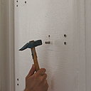 Etape 5 : enfoncez les chevilles avec un marteau.