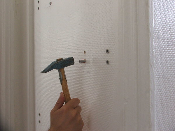 Etape 5 : enfoncez les chevilles avec un marteau.
