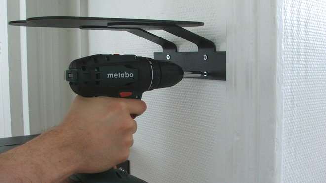 Etape 7 : terminez la fixation des vis à l’aide d’un tournevis ou d’une visseuse.