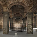 Etagère Scatter Shelf compose d’une grille en acrylique noir dessinant une sorte de toile d’araignée. Création Nendo.