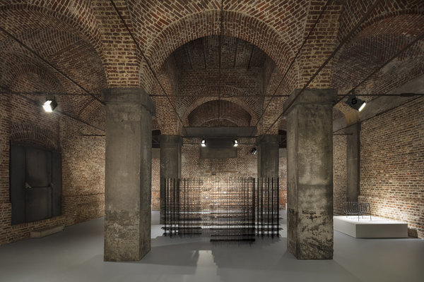 Etagère Scatter Shelf compose d’une grille en acrylique noir dessinant une sorte de toile d’araignée. Création Nendo.