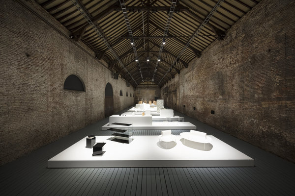 L’exposition sur le Studio de création Nendo investit tout l’espace du CID, écuries, magasin aux foins, atrium, aile nord, cour carrée, ovale et elle a été scénographiée en lien direct avec les lieux.