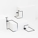 Série de tables baptisée Border Table et réalisée pour l’exposition “Eye of Gyre” à la galerie Omotesando pendant la design week de Tokyo en 2015. Pour meubler coins et recoins d’une habitation, cette collection propose des petites tables d’appoint capables de s’intégrer à n’importe quel espace. Le concept utilise de fines tiges de métal carrées de 5 mm et un petit support toujours en métal de 100 mm de diamètr