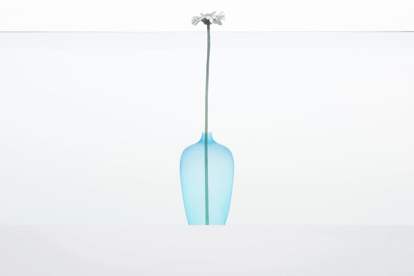 Vase Jellyfish en verre teinté. Création Nendo.