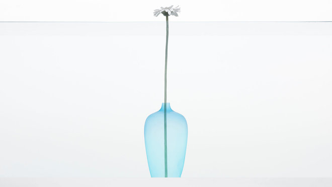 Vase Jellyfish en verre teinté. Création Nendo.