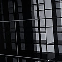 De côté, la bibliothèque Scatter Shelf dessine un effet de kaléidoscope démultipliant la perception de l’objet. Création Nendo.