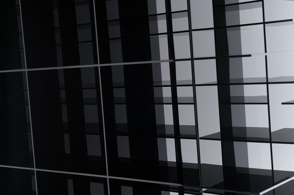 De côté, la bibliothèque Scatter Shelf dessine un effet de kaléidoscope démultipliant la perception de l’objet. Création Nendo.