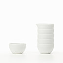 Stack Saké, ensemble pour le saké composé de pichets et de tasses, en forme de piles de tasses. Les différentes tailles correspondent à différents types de boissons : une tasse est un petit verre Choko, deux tasses empilées légèrement plus grandes et quatre tasses empilées un gobelet. La pile de cinq tasses est en fait un pichet pour le saké. Les tasses de même forme peuvent être empilées lorsqu'elles ne sont pas utilisées, et le Choko a une tasse double sert de couvercle pour le pichet. Création Nendo.