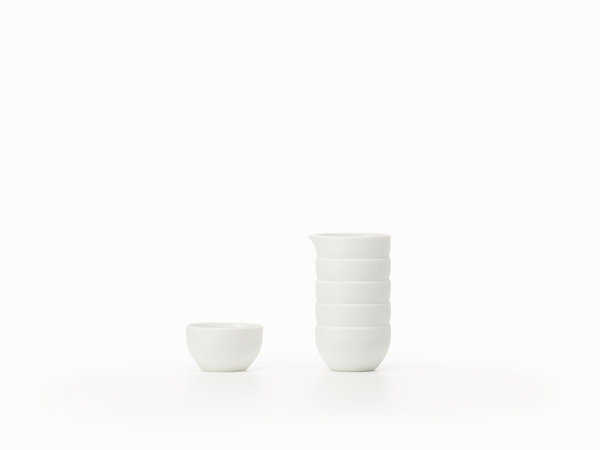 Stack Saké, ensemble pour le saké composé de pichets et de tasses, en forme de piles de tasses. Les différentes tailles correspondent à différents types de boissons : une tasse est un petit verre Choko, deux tasses empilées légèrement plus grandes et quatre tasses empilées un gobelet. La pile de cinq tasses est en fait un pichet pour le saké. Les tasses de même forme peuvent être empilées lorsqu'elles ne sont pas utilisées, et le Choko a une tasse double sert de couvercle pour le pichet. Création Nendo.