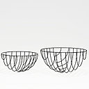 Corbeilles de la série Thin Black Lines Series en fil d’acier inoxydable. Création Nendo.