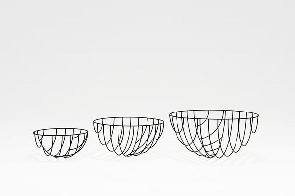 Corbeilles de la série Thin Black Lines Series en fil d’acier inoxydable. Création Nendo.