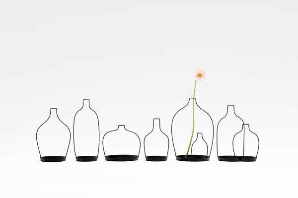 Vases de la série Thin Black Lines Series. Création Nendo.