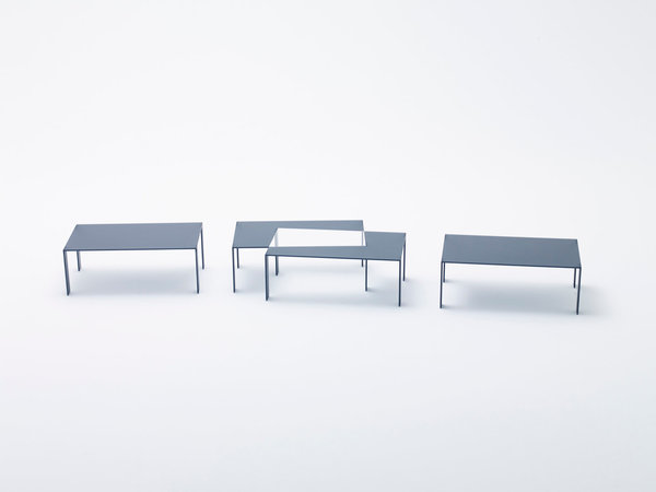 Tables Pair en verre fumé givré et verre transparent avec plateaux qui se chevauchent. Création Nendo pour Glas Italia.