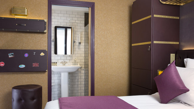 Au-dessus du lit qui s’inspire des banquettes ou des compartiments, un porte-bagage relie les meubles-malles conçus sur mesure par Sandrine Alouf. Au-dessus du lit qui s’inspire des banquettes ou des compartiments, un porte-bagage relie les meubles-malles conçus sur mesure par Sandrine Alouf.