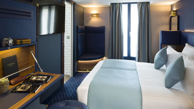 Eclairage tamisé, coin bureau, téléphone vintage, laiton doré, miroir gansé de cuir, étoffes précieuses et moquette moelleuse évoquent un art de vivre d’autrefois. Eclairage tamisé, coin bureau, téléphone vintage, laiton doré, miroir gansé de cuir, étoffes précieuses et moquette moelleuse évoquent un art de vivre d’autrefois.