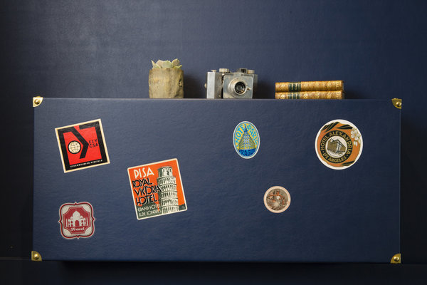 Des étiquettes vintage pour évoquer les voyages du début du siècle.