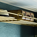 Un porte-bagage en laiton doré pour évoquer le charme des trains d’autrefois. Un porte-bagage en laiton doré pour évoquer le charme des trains d’autrefois.