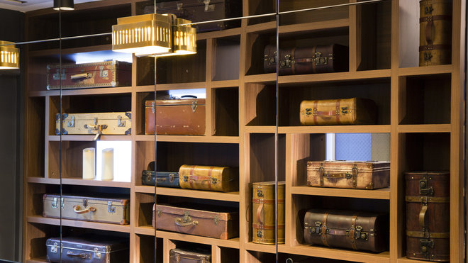 Une bibliothèque de valises anciennes en cuir et en carton… Une bibliothèque de valises anciennes en cuir et en carton…