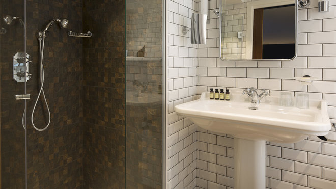 Dans les salles de bains, baignoire ou douche à l’italienne et un contraste de matériaux et de couleurs entre une mosaïque en pâte de verre et les fameux carreaux métro. Dans les salles de bains, baignoire ou douche à l’italienne et un contraste de matériaux et de couleurs entre une mosaïque en pâte de verre et les fameux carreaux métro.